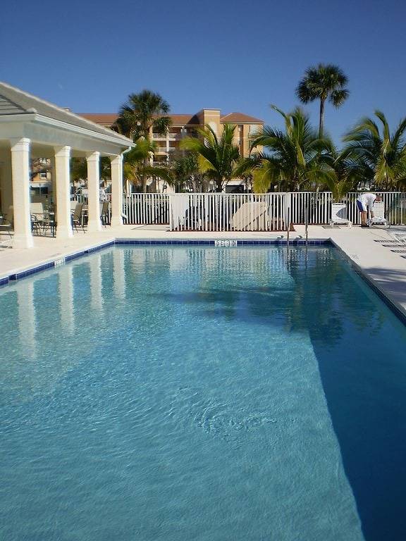 Ganze Wohnung, Im Herzen von Ocean Village. Mit privatem Strand, Tennis, Golf, Pools, etc ... in Fort Pierce, Hutchinson Island