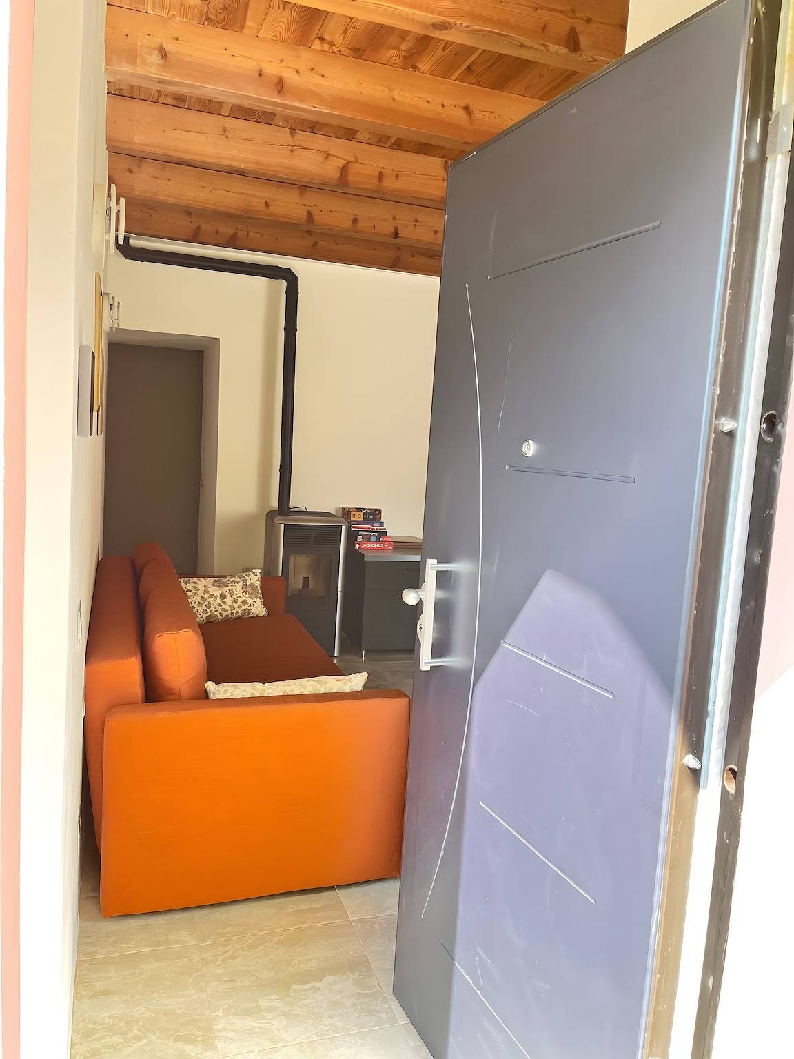 Appartamento intero, Appartamento 'Crooked House' con Vista Montagna, Giardino Privato e Parcheggio in Naggio, Grandola ed Uniti