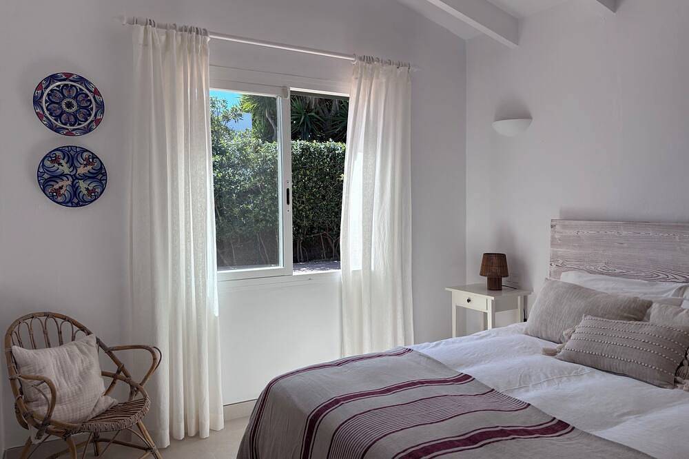 Villa Hibiscus - sea view, private pool, close to beach & restaurants, Ac & wifi in Binibeca, Sant Lluís