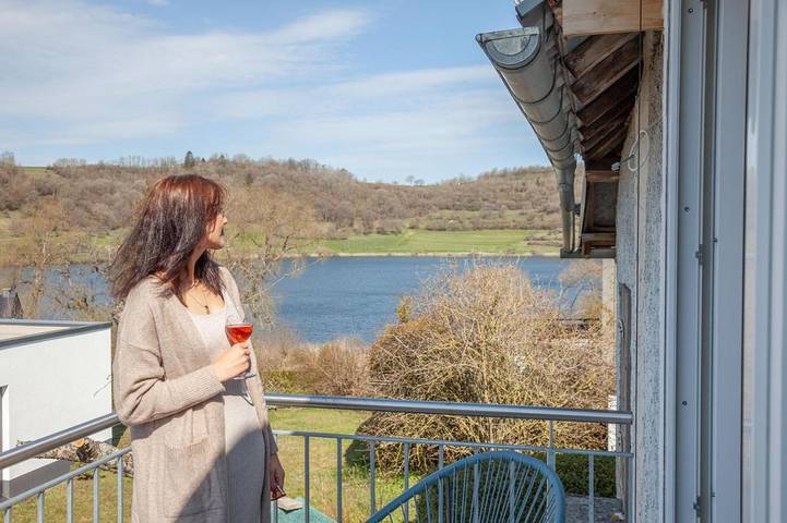 Ferienwohnung für 2 Personen, mit Ausblick und Seeblick sowie Garten, mit Haustier in der Vulkaneifel - 4