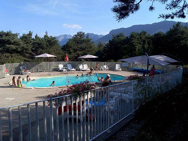 Camping pour 4 personnes, avec piscine et terrasse ainsi que vue et jardin dans le Vercors - 2