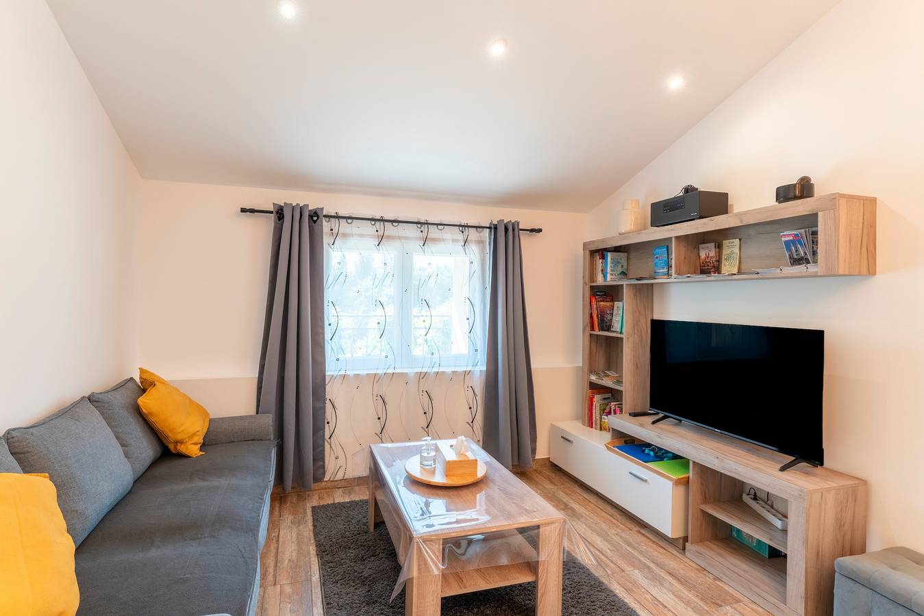 Appartement entier, Appartement 'Léonie' avec piscine partagée, Wi-Fi et climatisation in Avignon, Vaucluse