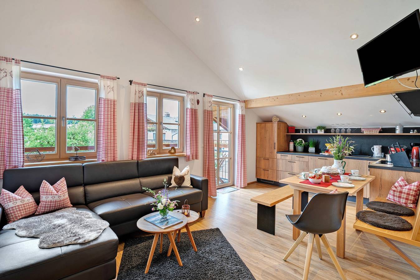 Entire apartment, Apartment 'Waldblick' with Private Garden, Balcony and Wi-Fi in Höslwang, Chiemsee