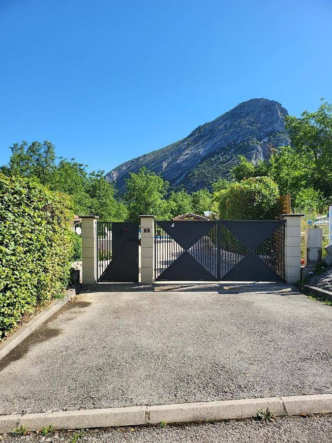Location de vacances pour 9 personnes, avec Terrasse et Jardin ainsi que Piscine et Vue à Sainte-Eulalie-en-Royans