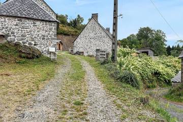 Gîte pour 16 personnes, avec jardin à Chastreix