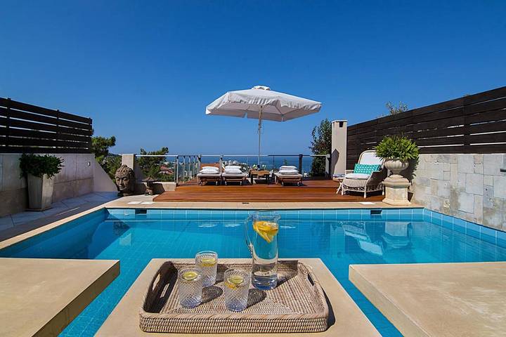 Location de vacances pour 5 personnes, avec Terrasse et Jardin ainsi que Piscine et Vue dans Saronida