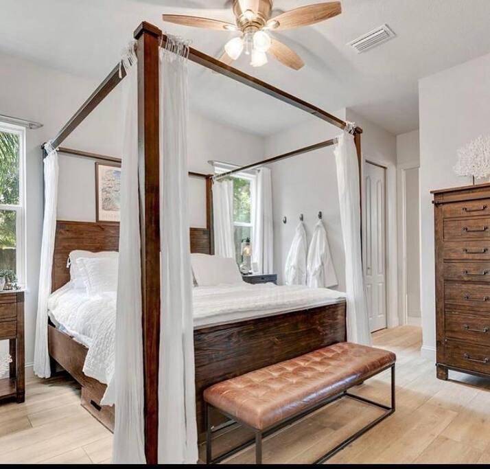 Beach-town Pet-Friendly Downtown Home @ 10 acre in Sarasota, Sarasota County