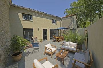 Gîte pour 6 personnes, avec terrasse à Quintillan