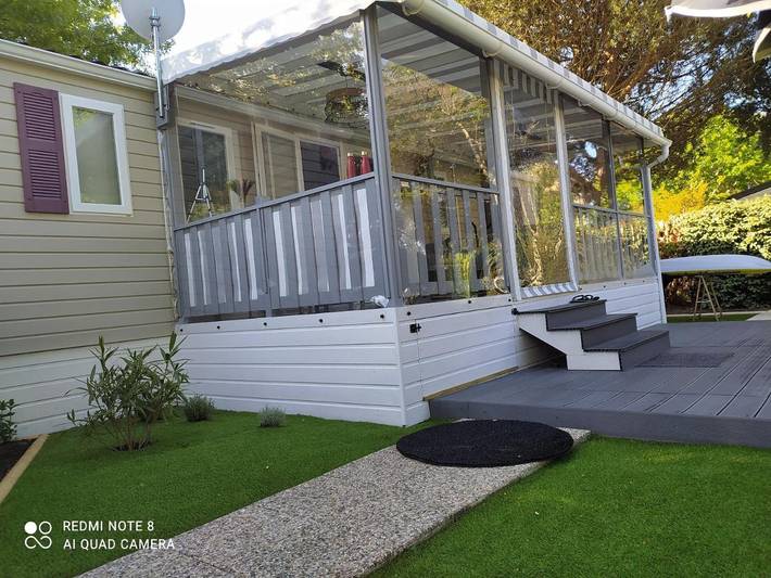 Camping pour 4 personnes, avec jardin ainsi que jacuzzi et piscine, adapté aux familles