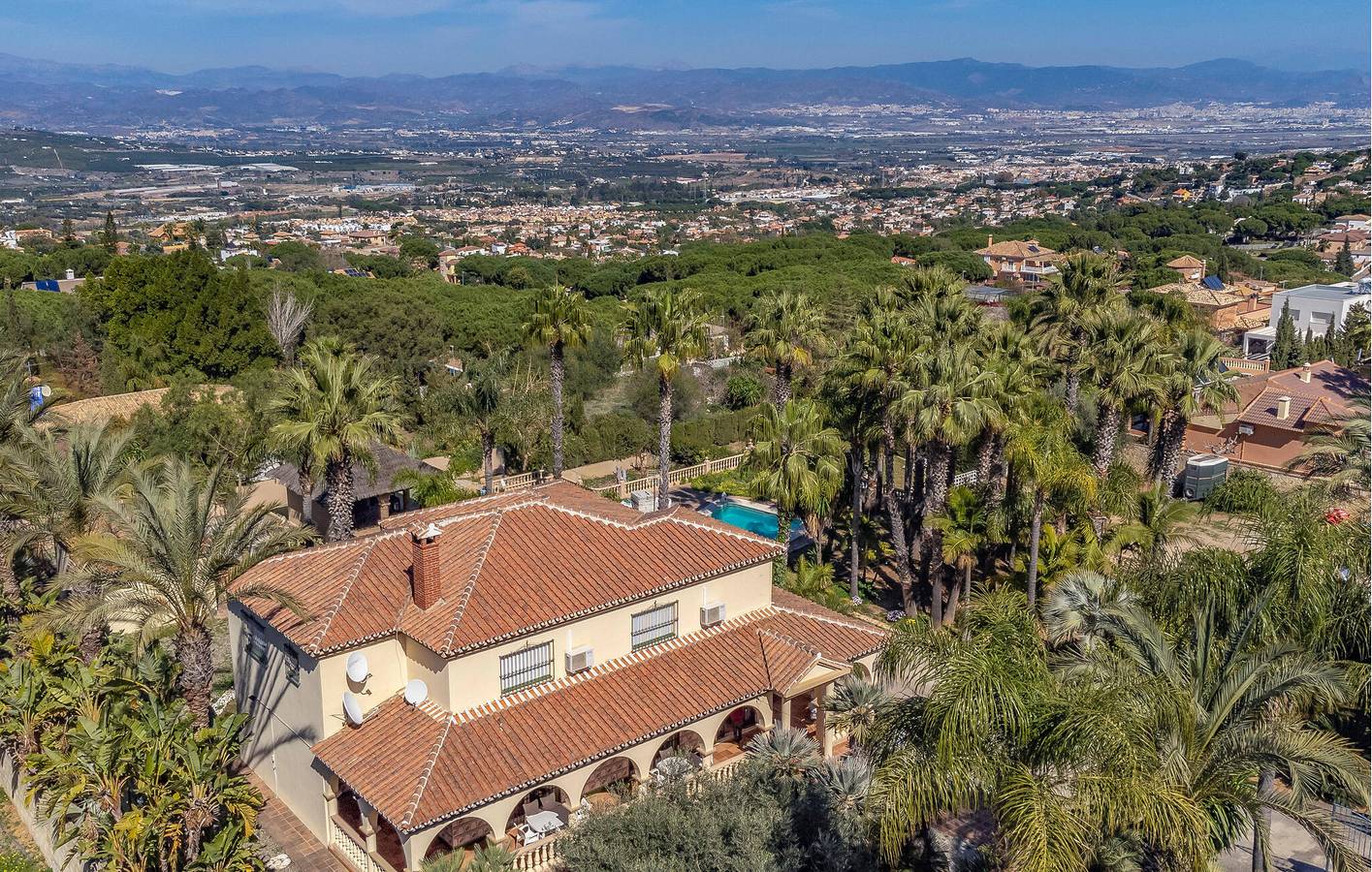 Apartamento de lujo con piscina y aire acondicionado, a 300 m del centro de Alhaurín in Pinos de Alhaurín, Alhaurín de la Torre