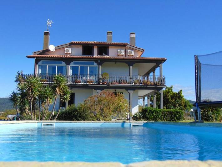 Casa vacanza per 4 persone, con Balcone e Terrazza nonché Giardino e Piscina a Cerveteri