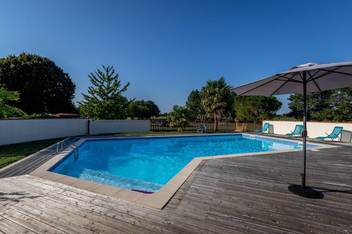 Gîte pour 6 personnes, avec terrasse ainsi que piscine et jardin à Saint-Simon-de-Pellouaille