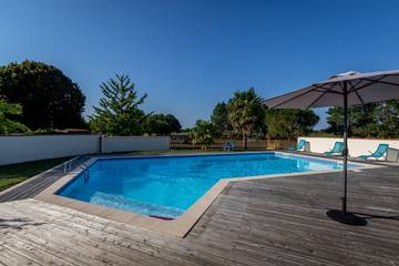 Gîte pour 6 personnes, avec piscine ainsi que terrasse et jardin à Saint-Simon-de-Pellouaille