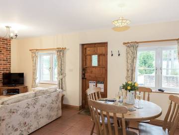 Log Cabin for 2 People in East Meon, Hampshire, Photo 3