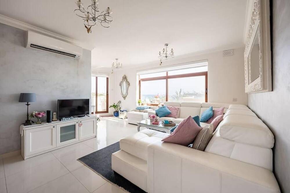 Ganze Wohnung, Luxury 4-Bedroom Penthouse | Panoramic Marsaxlokk Harbour Views + Jacuzzi in Marsaxlokk, Insel Malta