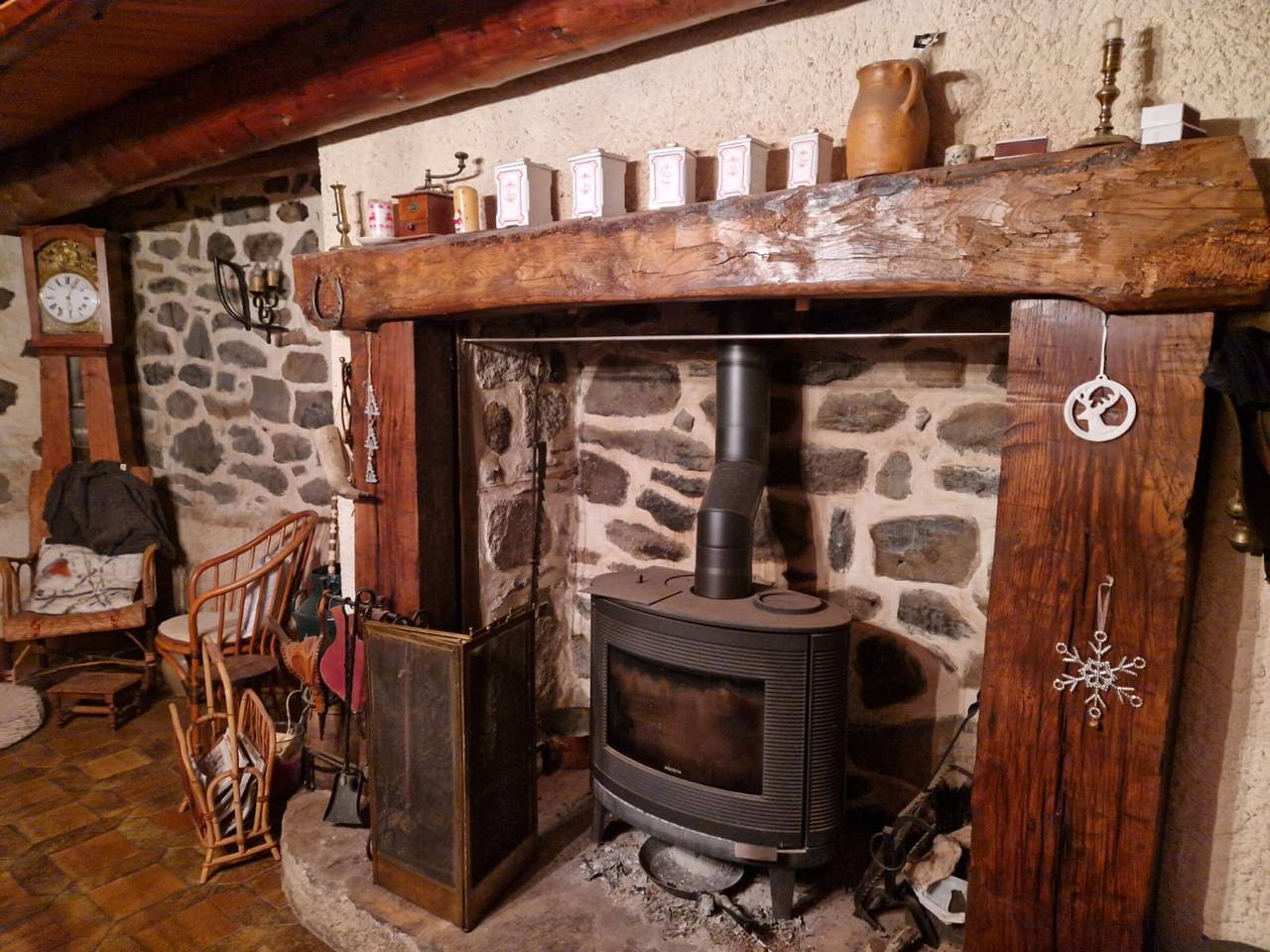 Gîte 'Chez Marie-Louise' avec terrasse privée et jardin commun in Valuéjols, Parc naturel régional des Volcans d'Auvergne