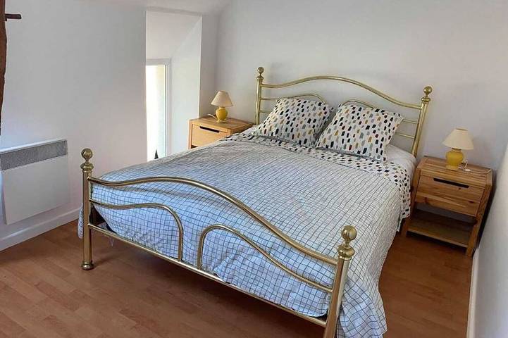 Maison de Village avec Jardin, Parc Privé et Box Fibre, Animaux Bienvenus, à 15 min du Mans in Mézières-sous-Lavardin, Sarthe