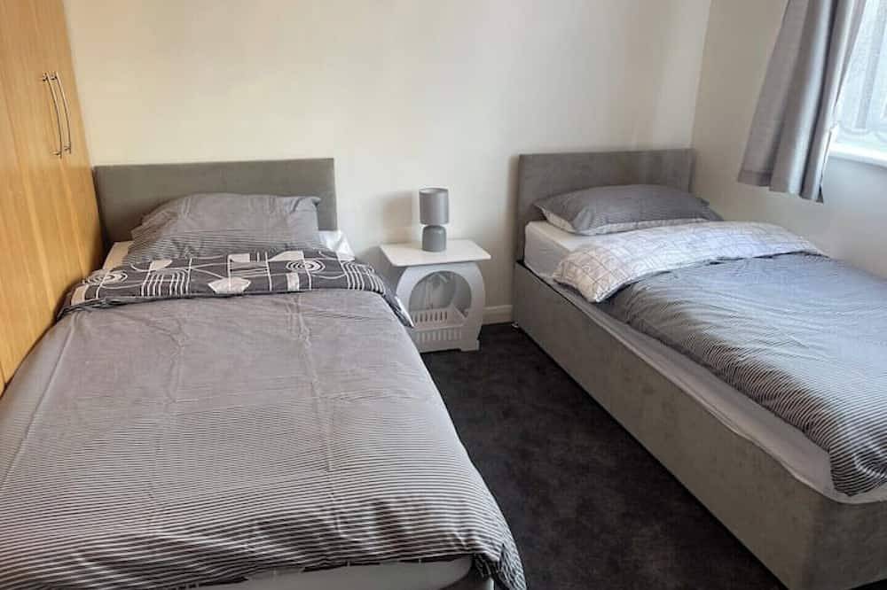 Entire apartment, Quiet & Cosy Near Gatwick in Crawley, West Sussex