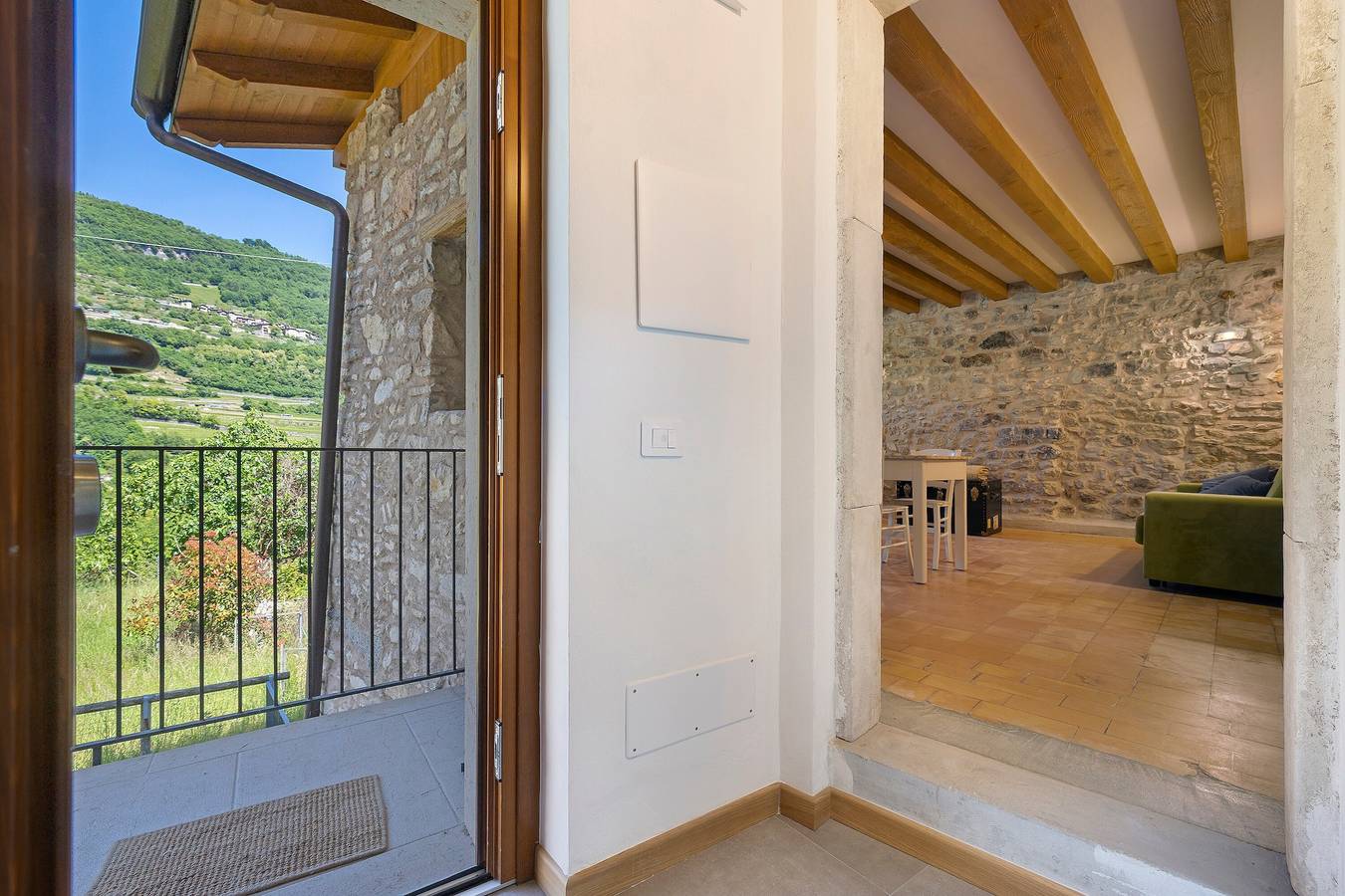 Casa Zucchelli, Garda Trentino: Blick auf das Schloss, Privater Garten mit Grill, bis 8 Gäste in Villa del Monte, Tenno