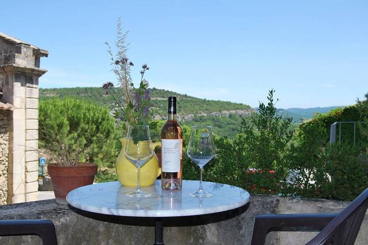 Location de vacances pour 4 personnes, avec balcon et piscine à Saint-Martin-de-Castillon