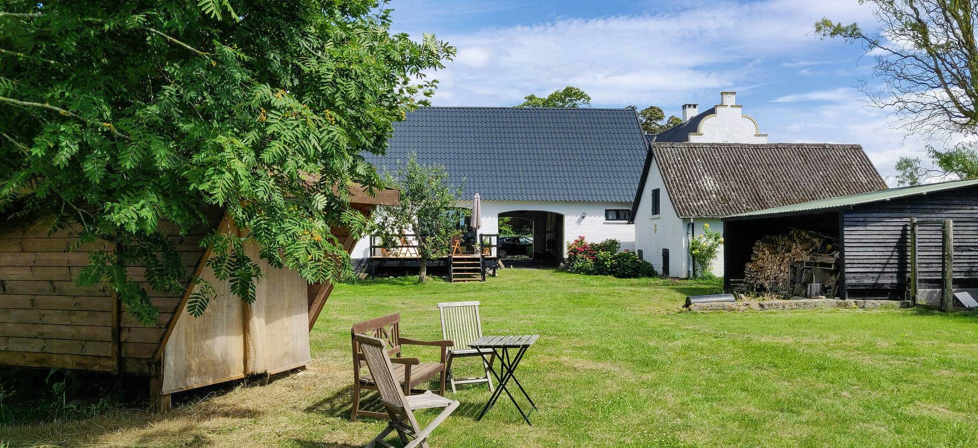 Hel lejlighed, Lejlighed i renoveret stald nær Unesco-klinter in Præstø, Svenske Østersøen