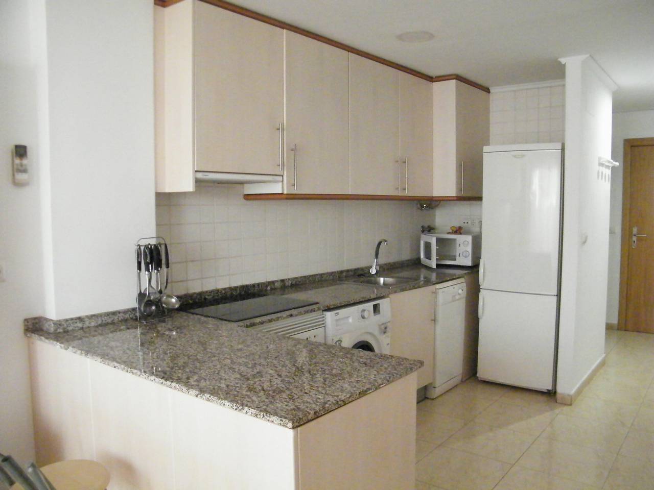 Appartamento intero, Gandía Beach Apt: 2Br, A/C, Terrace, Near Shops, Parking in Playa de Gandía, Costa de Valencia