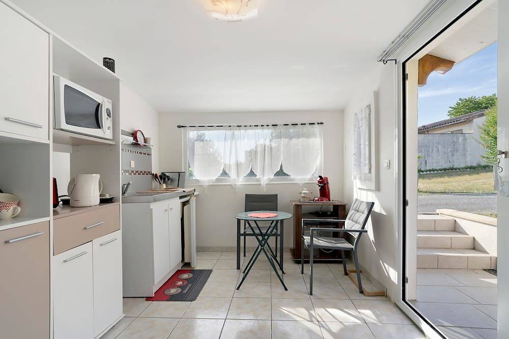 Chambre d’hôtes « Chambre du Jardin » avec terrasse privée, jardin et Wi-Fi in Saint-Aulaye, Périgord Vert