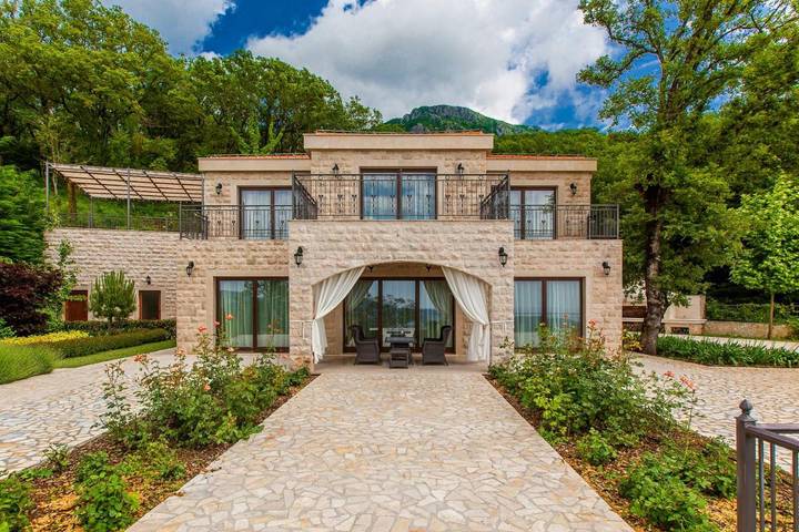 Villa für 6 Personen, mit Balkon und Terrasse sowie Garten und Pool in Montenegro - 4