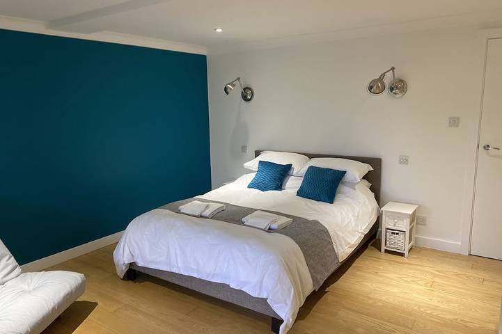Entire apartment, Garden Apartment with Private Hot Tub, Sauna and Parking,  Your own spa retreat! in Brighton, Sussex