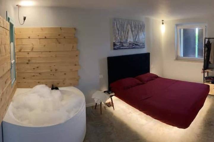 Ganze Wohnung, Apartment mit Seeblick und großer Hydromassage-Badewanne direkt im Schlafzimmer. in Torri del Benaco, Gardasee-Berge