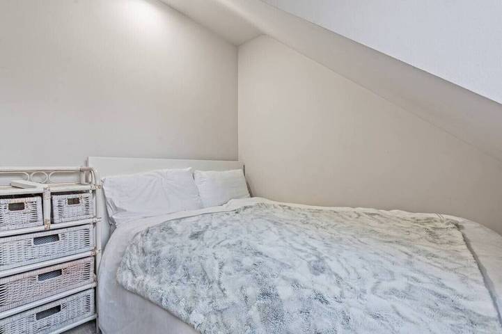 Large 4 Bedroom House Bricket Wood, Van & Car Parking, Sleeps 8 in Hertfordshire