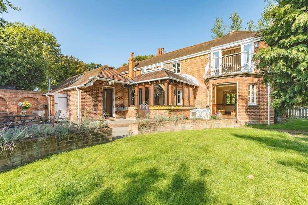 4 Bed Windsor Countryside Escape - By Tempstay in White Waltham, Berkshire
