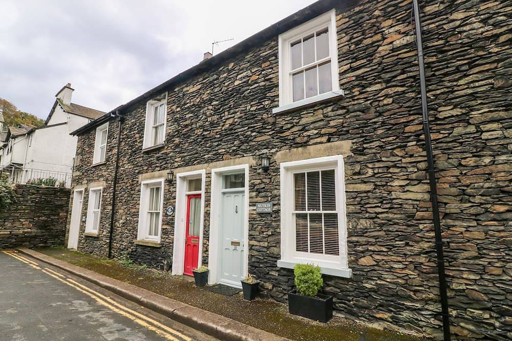 Nutkin Cottage, pet friendly, with open fire in Bowness-On-Windermere in Bowness-on-Windermere, Lake District