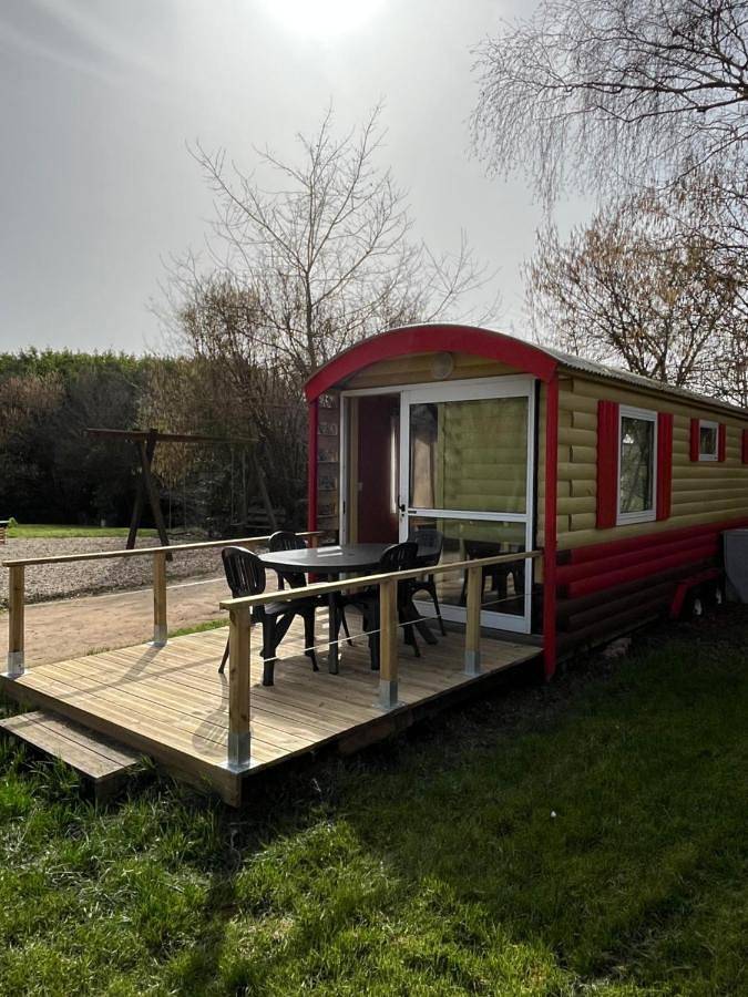 Location de vacances pour 2 personnes, avec terrasse ainsi que piscine et jacuzzi à Saint-Boil