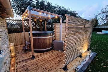 Gîte pour 4 personnes, avec jardin et terrasse ainsi que piscine et jacuzzi, animaux acceptés dans le Calvados