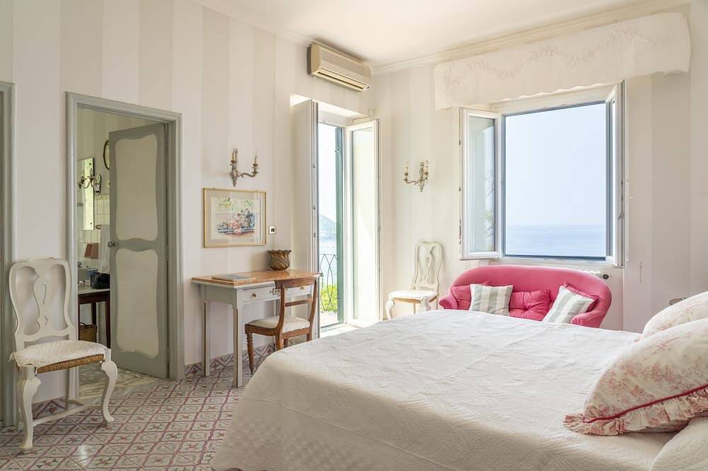 Beautiful Italian villa with pool, sea view (Capri), close to the beach in Castellabate, Cilento