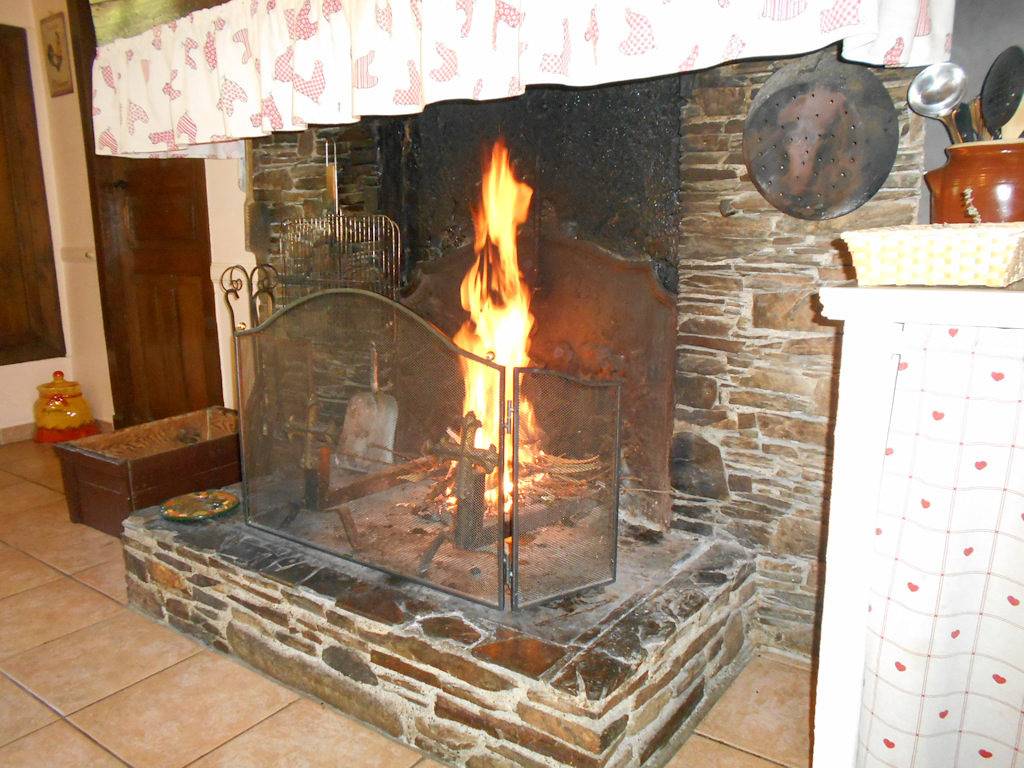 Confortable Gîte avec grande cheminée, jardin et terrasse in Thèbe, Pyrénées
