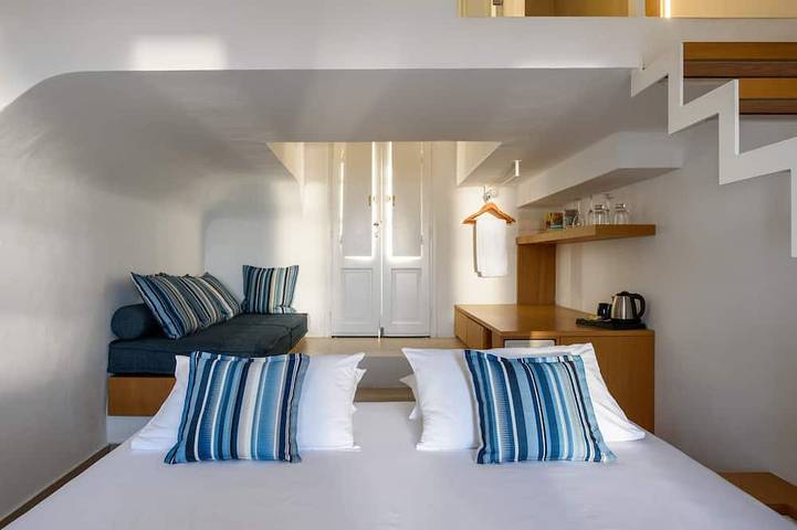 Muses Cycladic Suites - Zweistöckige Maisonette mit Meerblick & saisonalem Whirlpool in Oia, Santorin