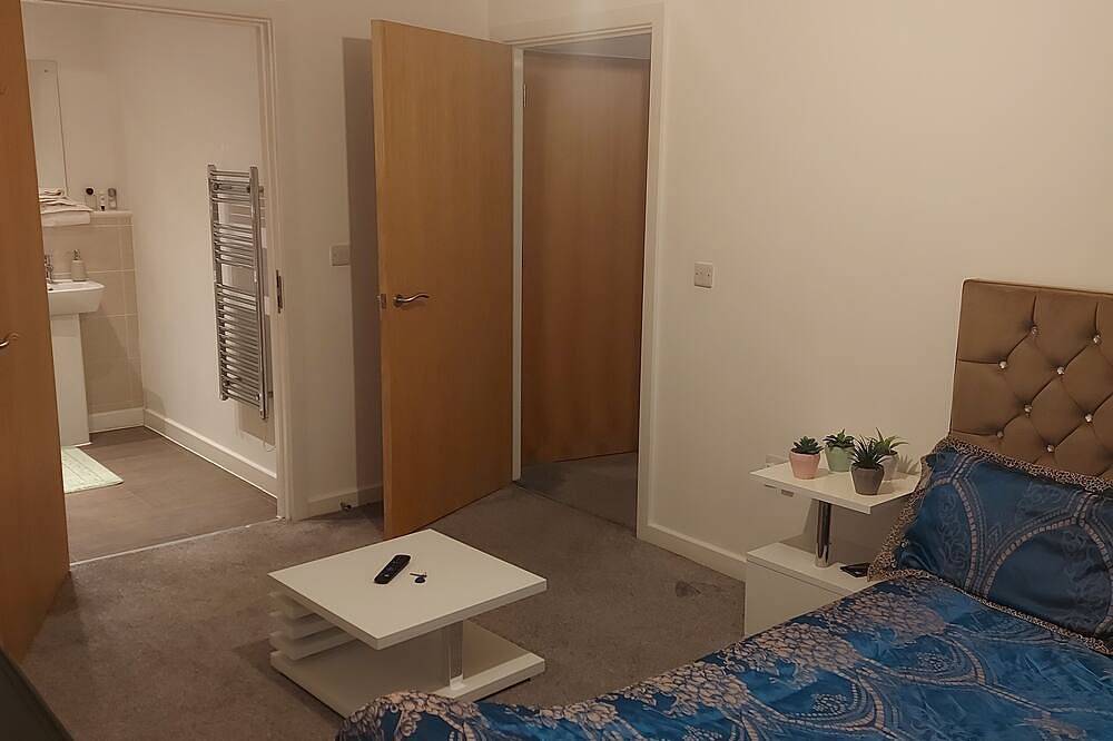 Entire apartment, Ensuite Double Bedroom (live in landlord) in Warrington, Cheshire
