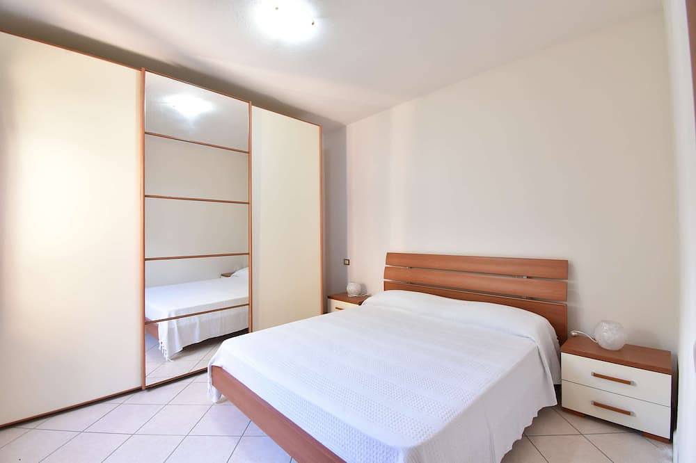 Appartamento intero, Trilocale climatizzato con veranda e posto auto in Rena Majore, Gallura