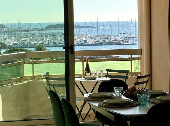 Gîte pour 5 personnes, avec balcon et vue dans Plage Beau Rivage Saint Raphael