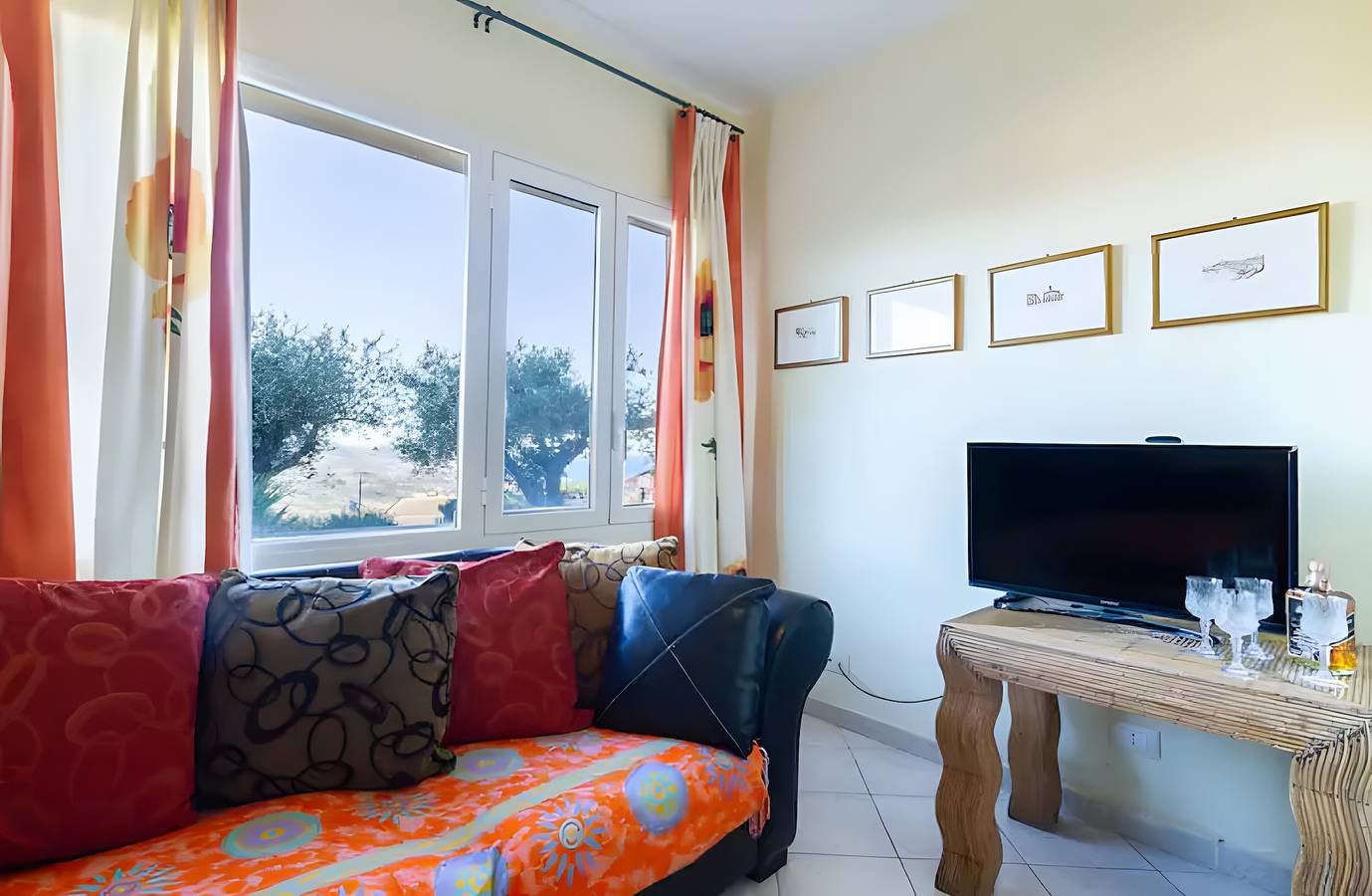 Appartamento intero, Monolocale 'Bellavista' con vista mare, piscina in comune e Wi-Fi in Poggi Imperia, Imperia