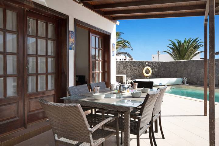 Villa Serendipity con vistas a la montaña, piscina climatizada privada y Wi-Fi in Playa Blanca, Yaiza