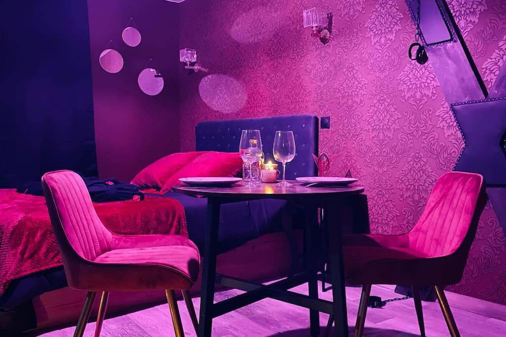 Appartement entier, Love Room Le Baroque / Jacuzzi / Sauna in Château-Landon, Seine-et-Marne