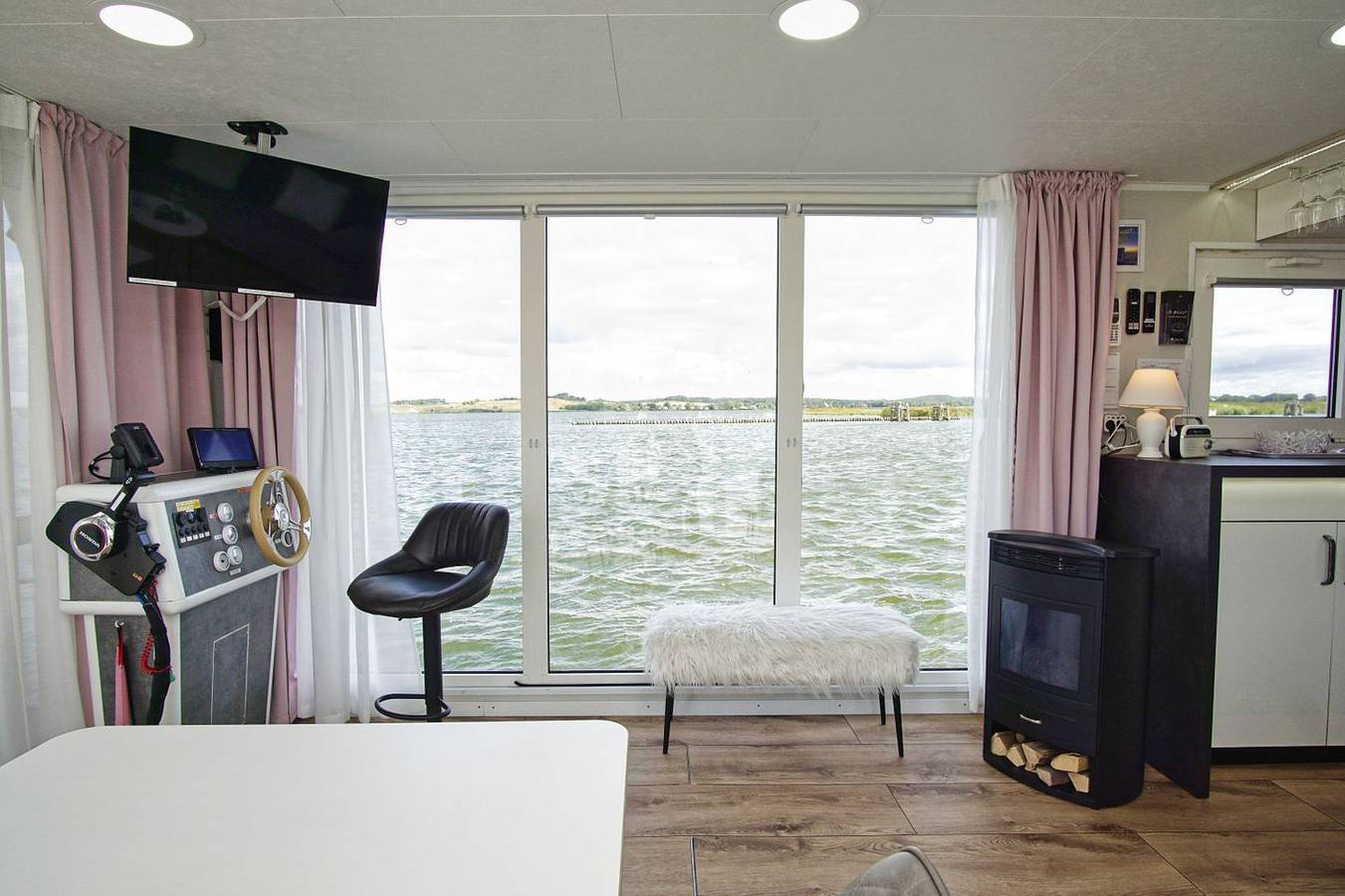 Festgelegtes Hausboot im Hafen von Gager - Hausboot Lydia in Ruegen