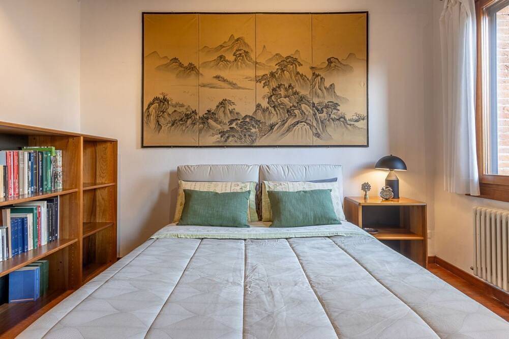 Apartamento entero, Stunning ground floor apartment in a modern villa, perfect for up to 5 people.Immersed in a charming garden with pine forest and swimming pool, the accommodation is located in a quiet residential area equipped with all services, a short distance from the in Ferrara, Provincia de Ferrara