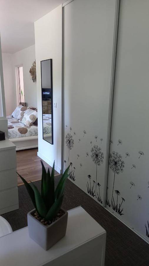 Location de vacances pour 2 personnes, avec vue et terrasse ainsi que piscine et jardin à Singleyrac - 3