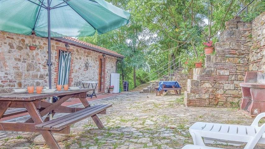Agriturismo per 5 persone, con piscina e giardino, con animali domestici in Massa Marittima