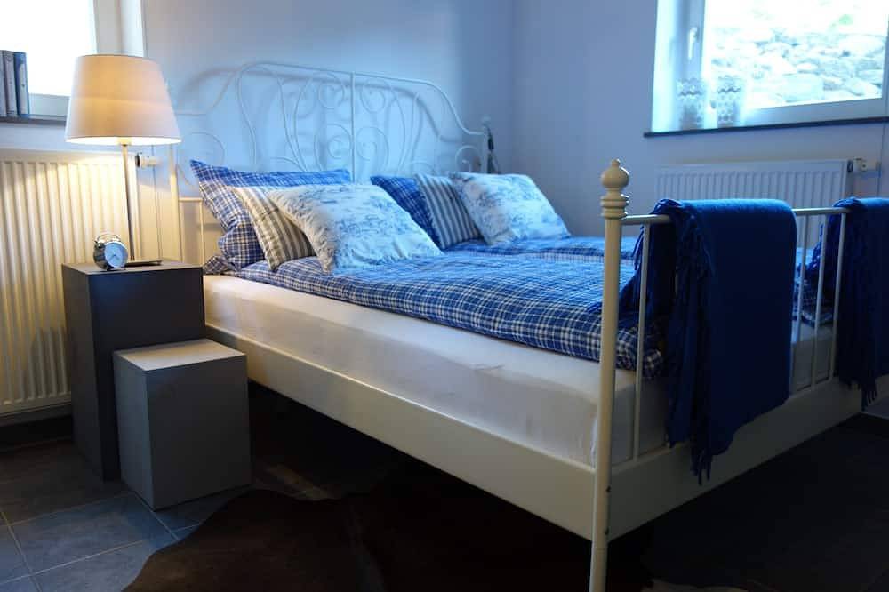 Ganze Wohnung, Chiemgau Room: Kleines, feines Zimmer im Souterrain, Terrasse, eigener Zugang in Riedering, Landkreis Rosenheim