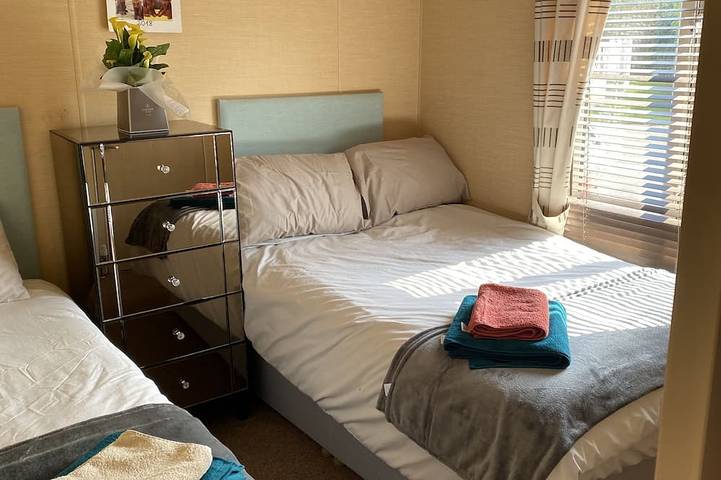 Luxury Air Conditioned holiday Lodge . sleeps 5  Burgh Castle  Great Yarmouth in Burgh Castle (pueblo), Great Yarmouth